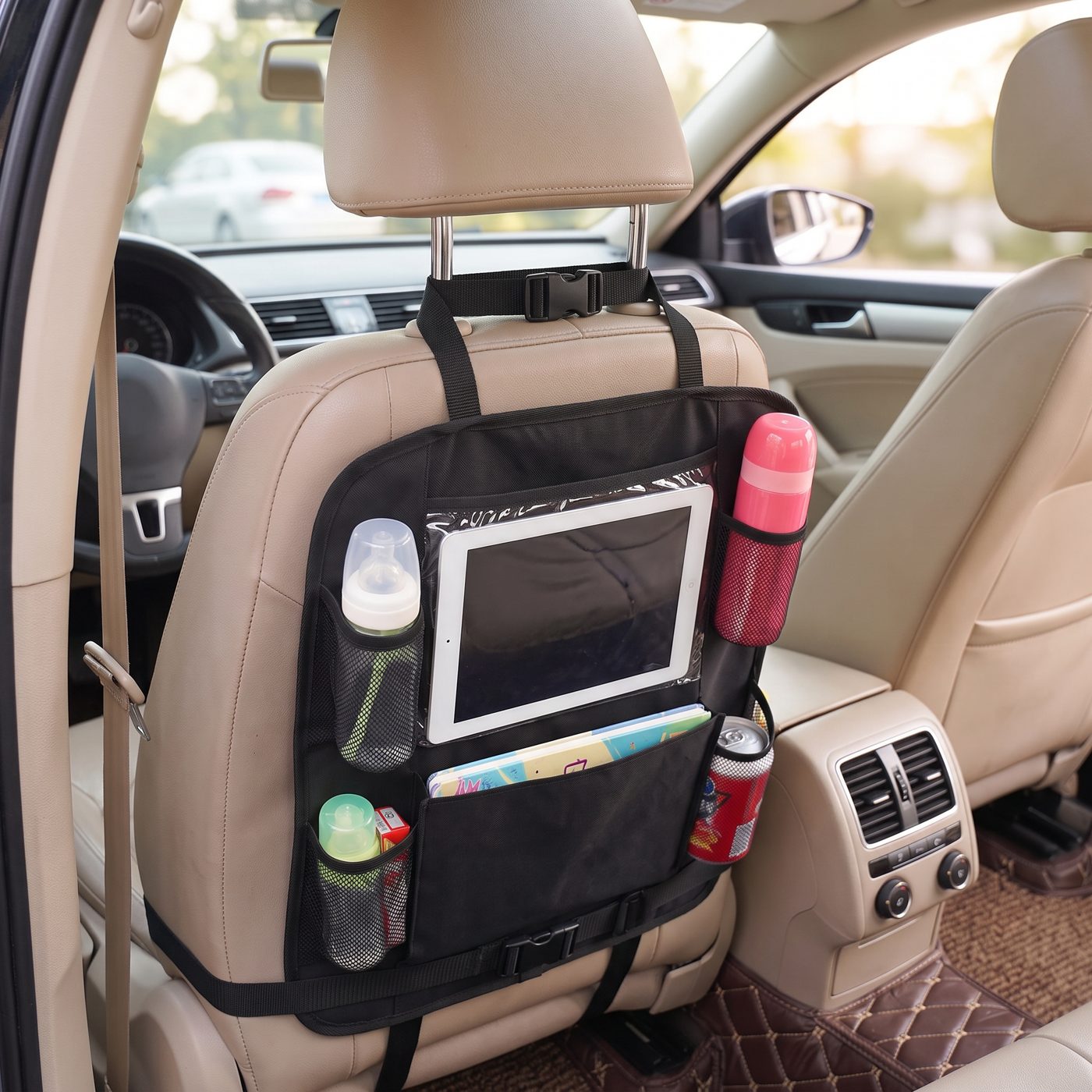 Organisateur CARPOCKET entièrement installé derrière le siège avant, sangles serrées, bien à plat